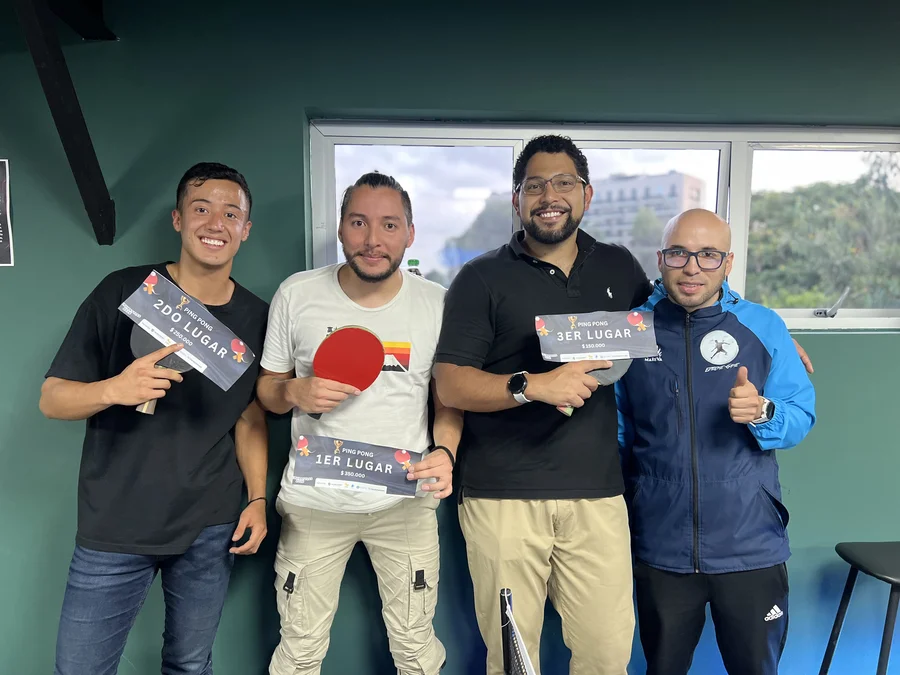 Colaboradores da Servinformación celebrando os vencedores do torneio de ping pong
