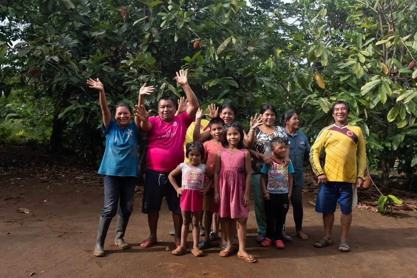 Comunidade aliada do Saving The Amazon reunida e sorridente em seu território