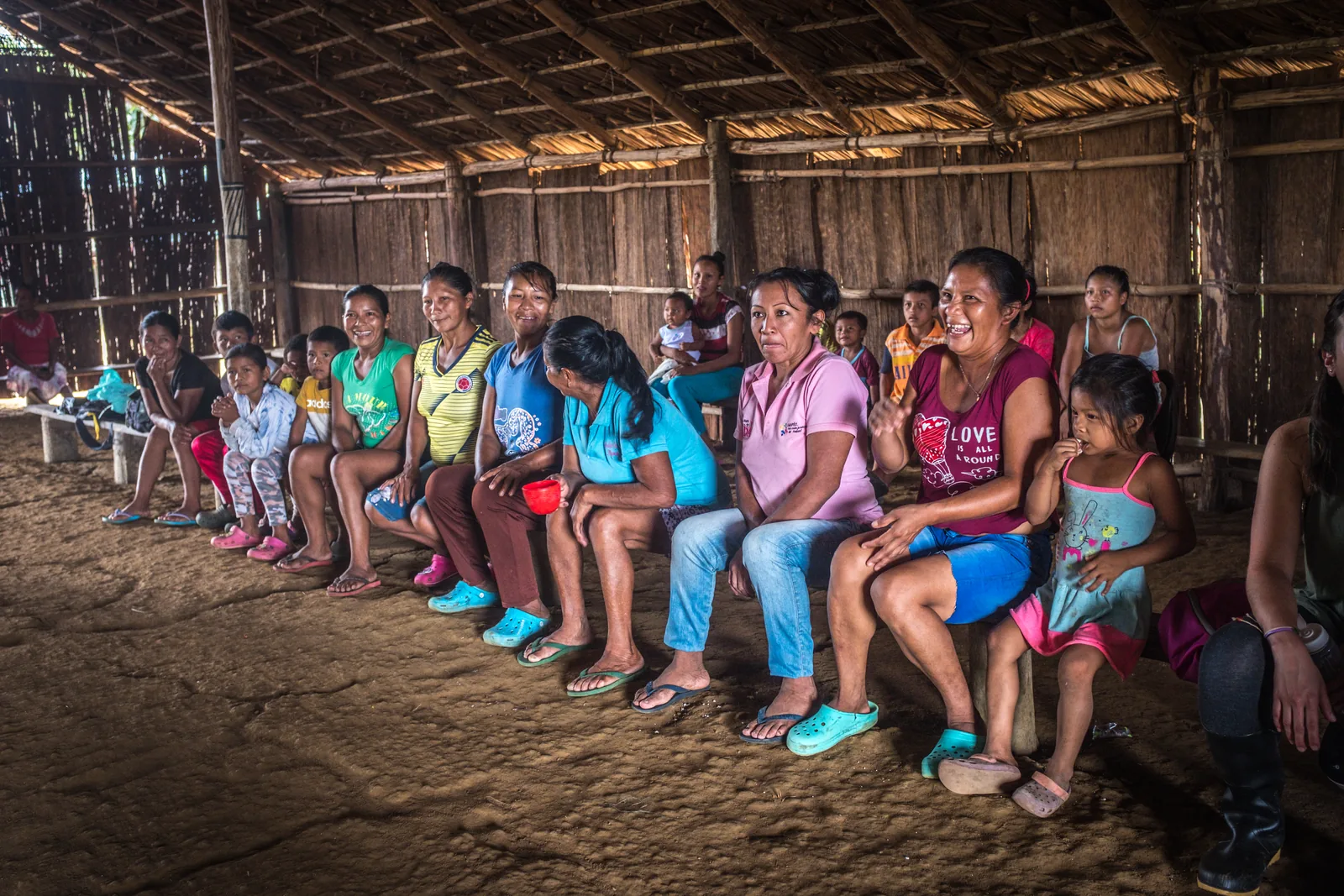 Comunidade parceira da Saving The Amazon reunida em uma maloca para um dia de trabalho comunitário